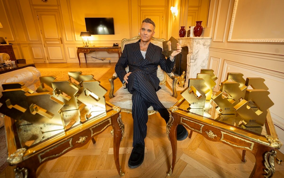 Record-breaking Robbie hits No.1