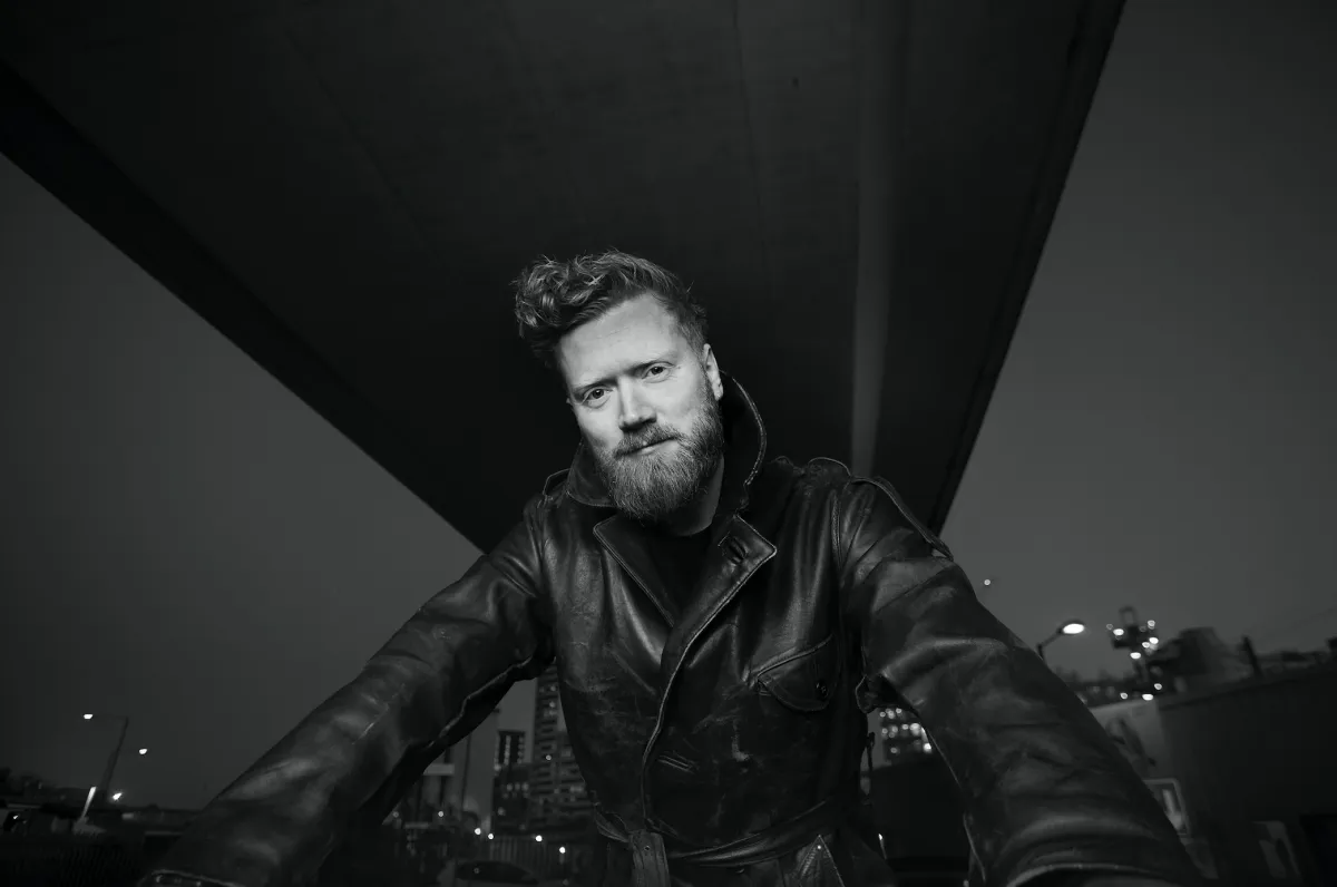 Gareth Dunlop Finds Home in Memory on the Beautifully Reflective Single, ‘Freewheeling’