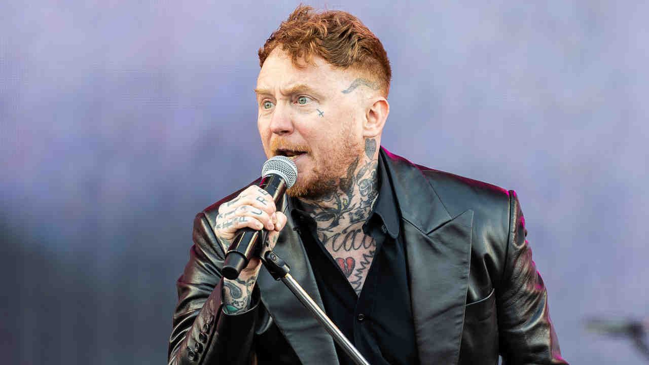 Sex Pistols singer Frank Carter throws “stupid” fan out of a gig – and the fans’s dad approves